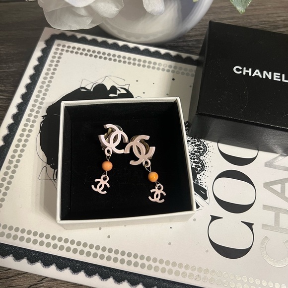 Chanel Vintage Pink Resin CC Logo Dangle Clip On Earrings - Picture 1 of 8